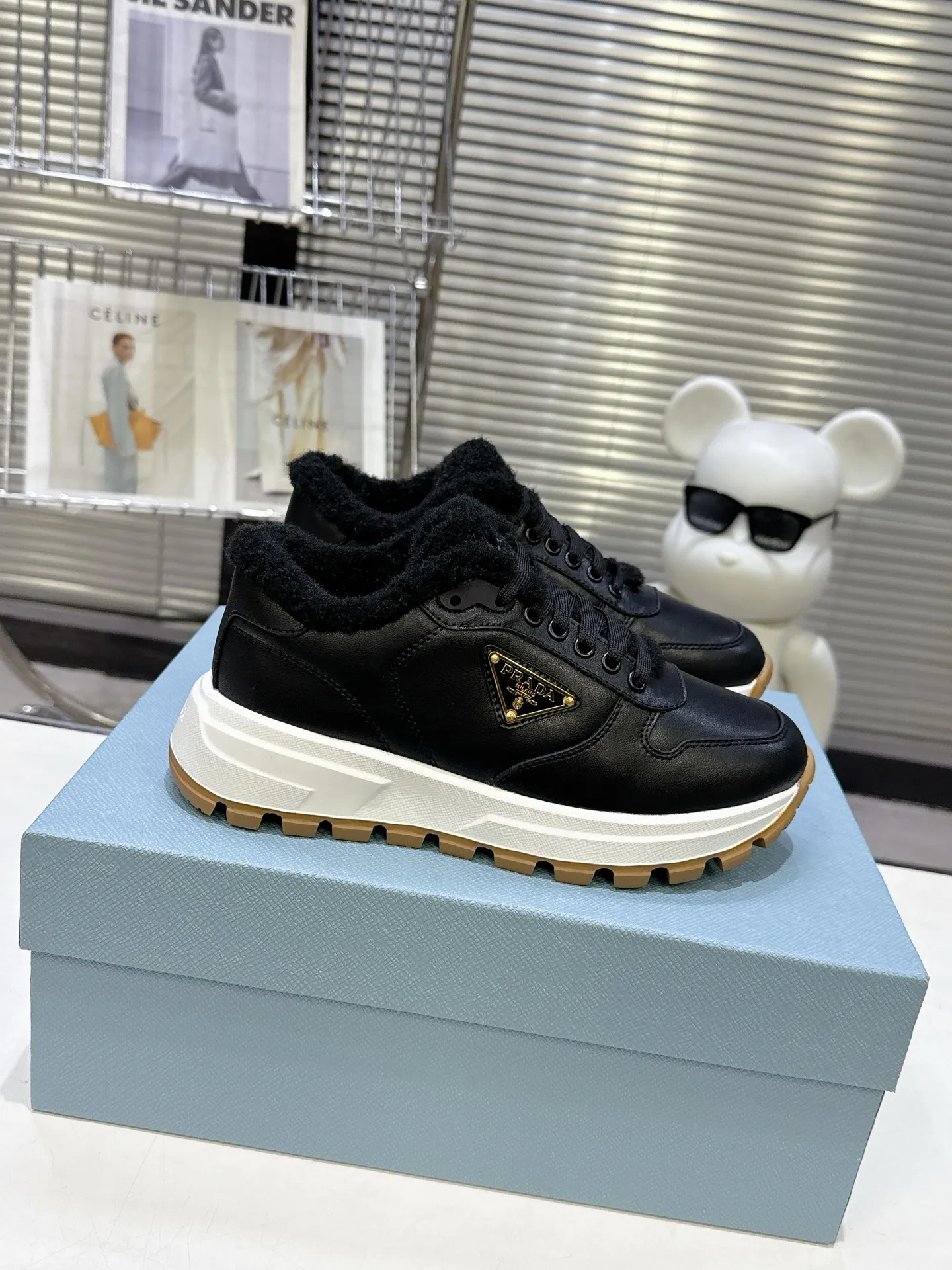【PRADA】P: 660💰Couple style▪️Size: Women’s 35-40⚛Size: Men’s 39-44(45 customized) 2025 𝐬𝐬Prada’s new product, coming with strength! ❣️Many Internet celebrities have the same style, fashionable and versatile nice items, original shoes are developed and purchased from Italian counters, and are reproduced 1:1 according to the original taste. This year’s theme is not to be defined, embodying texture through simplicity💛From thick-soled sneakers to zigzag short boots to 2025 flat shoes, everything reveals a sure-fire momentum... It combines gentleness and handsomeness, the finishing touch for women❤️ Wear-resistant and ultra-light two-color outsole.